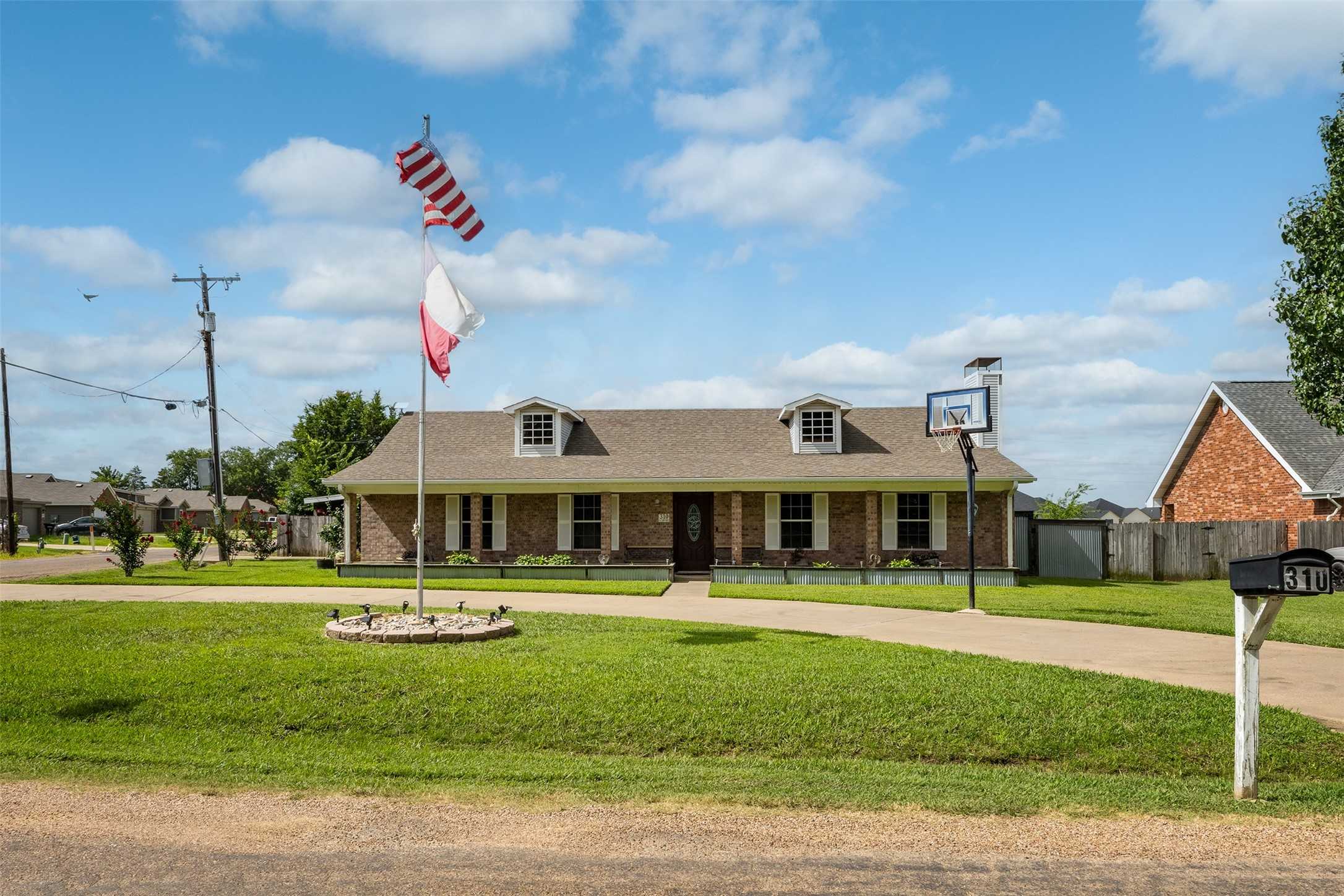 photo 1: 310 E Pine Street, Mabank TX 75147