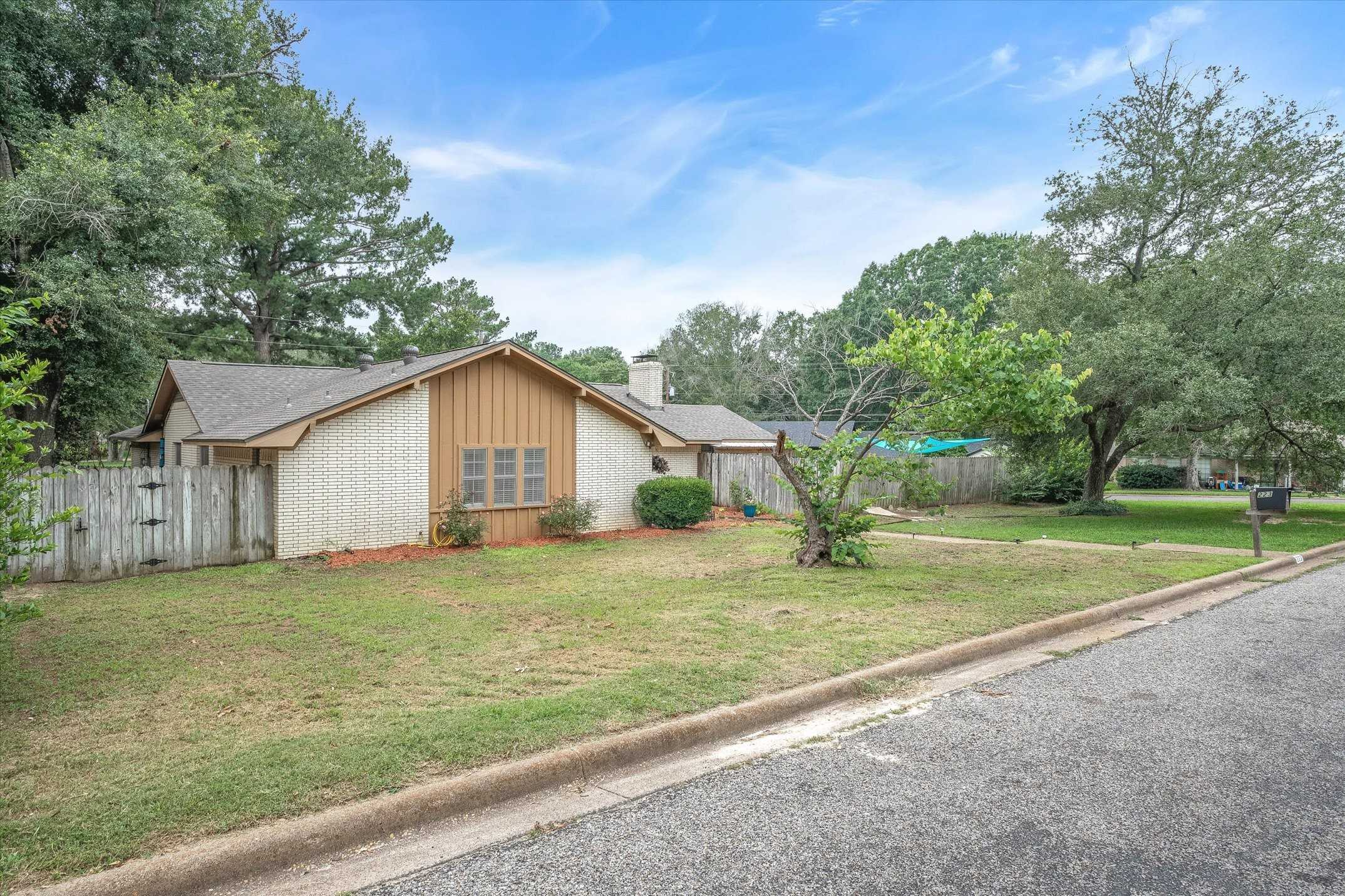 photo 3: 223 Guadalupe Drive, Athens TX 75751