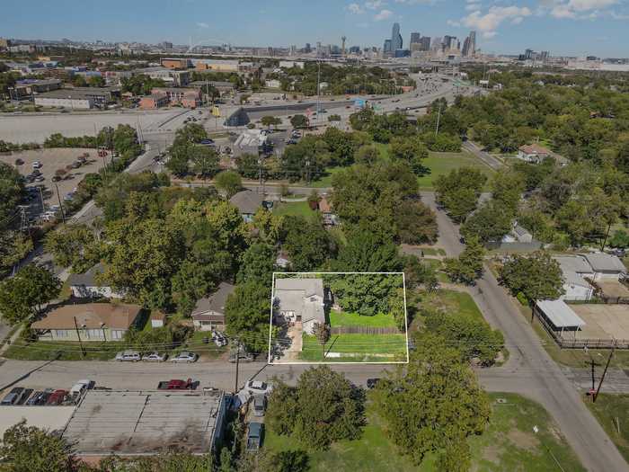 photo 2: 815 Viola Street, Dallas TX 75203