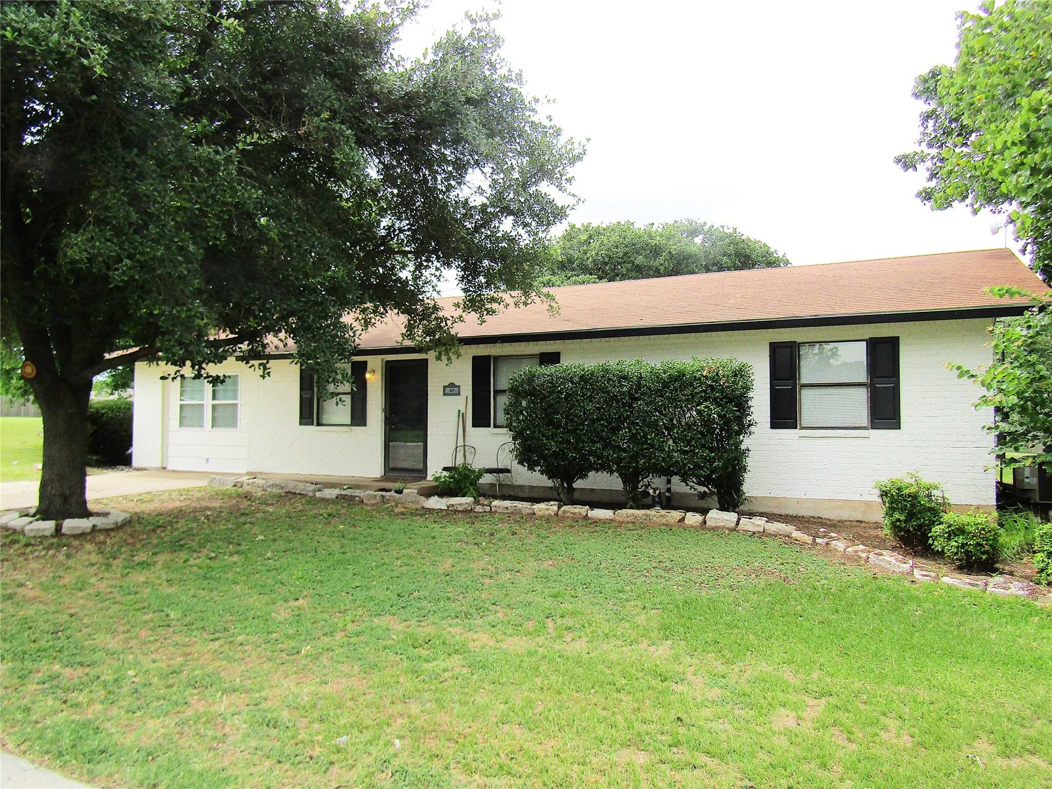 photo 3: 117 Bunker Hill Street, Comanche TX 76442