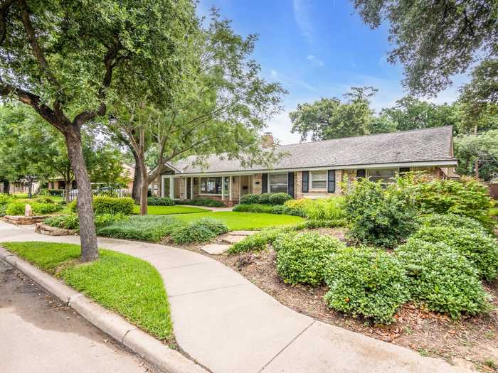 photo 2: 1714 Post Oak Drive, Irving TX 75061