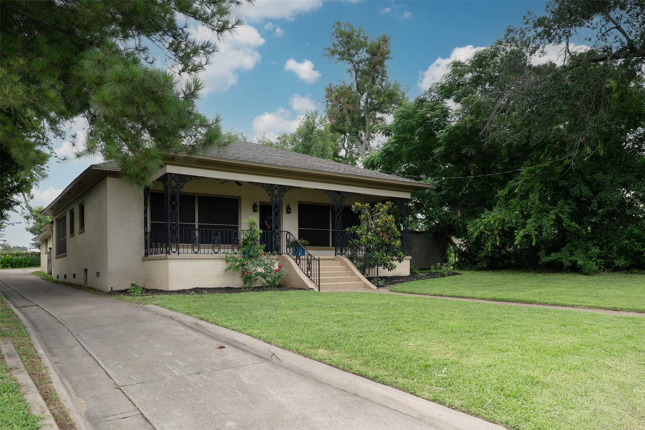 photo 2: 506 E College, Athens TX 75751