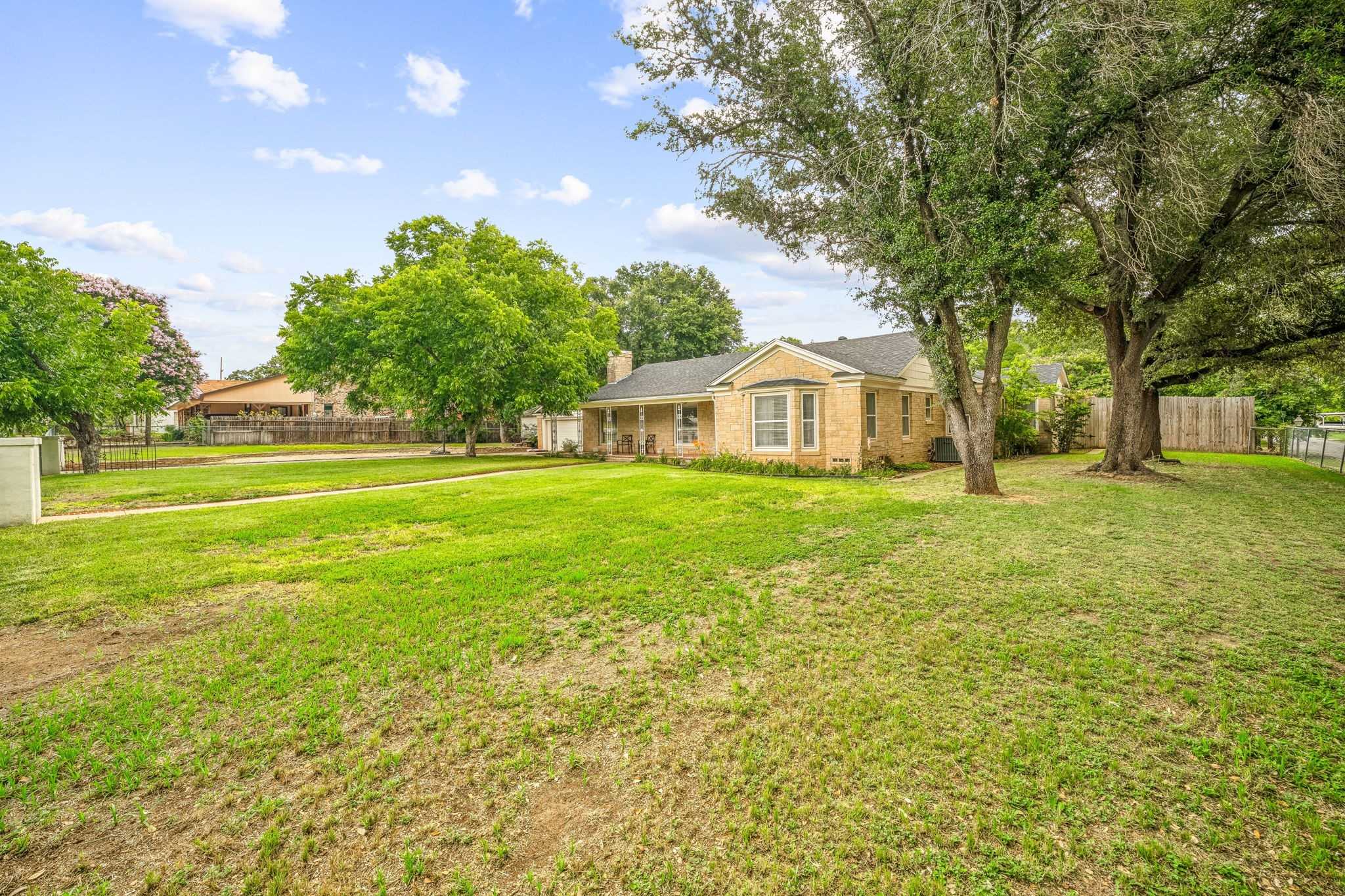 photo 2: 341 S Moseley Street, De Leon TX 76444