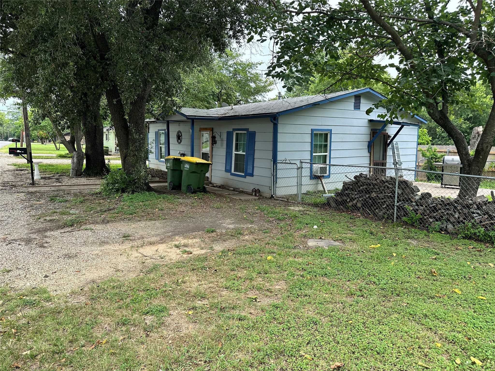 photo 3: 302 E College Street, Grandview TX 76050