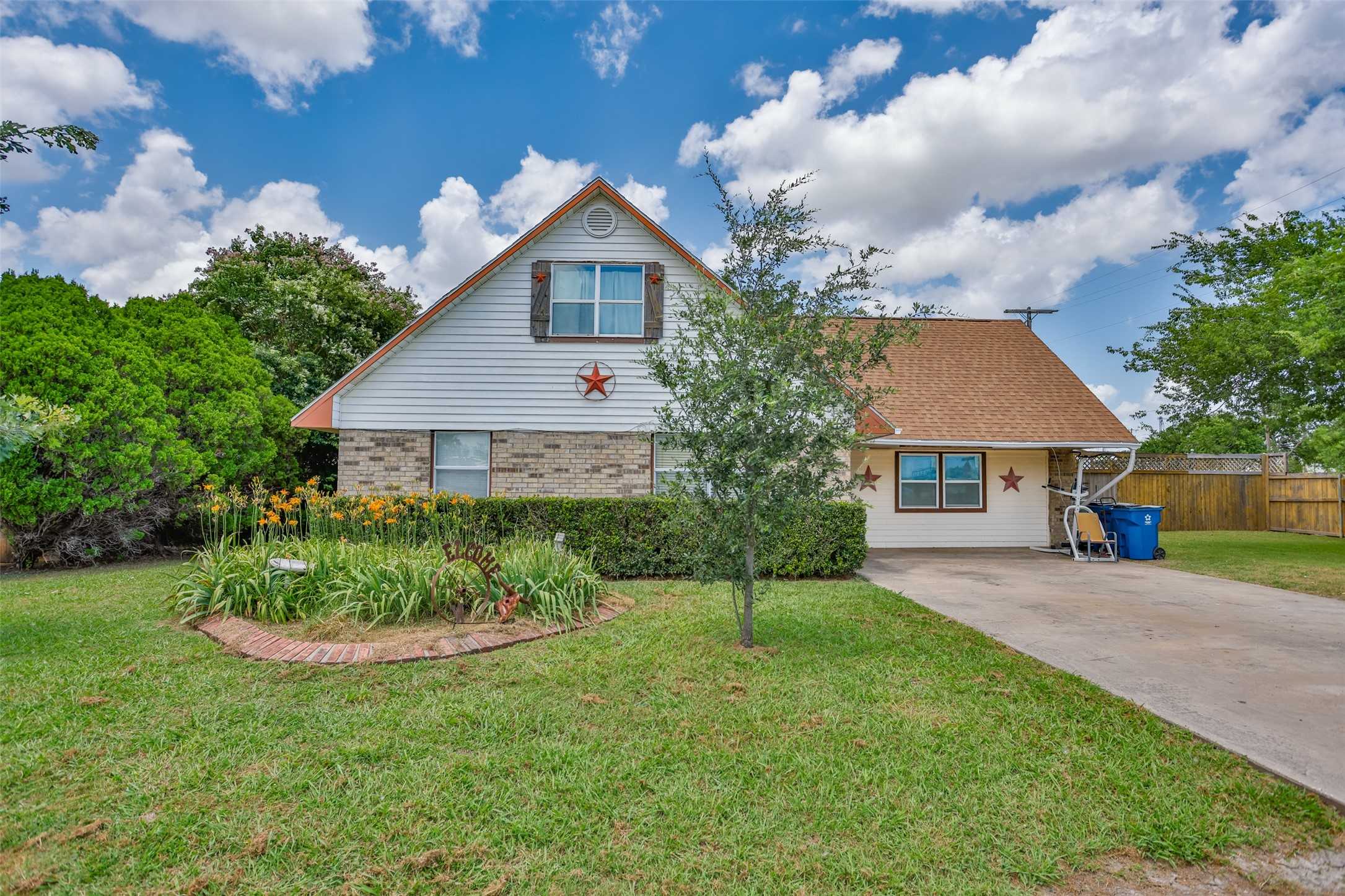 photo 1: 301 Spring Creek, Valley View TX 76272