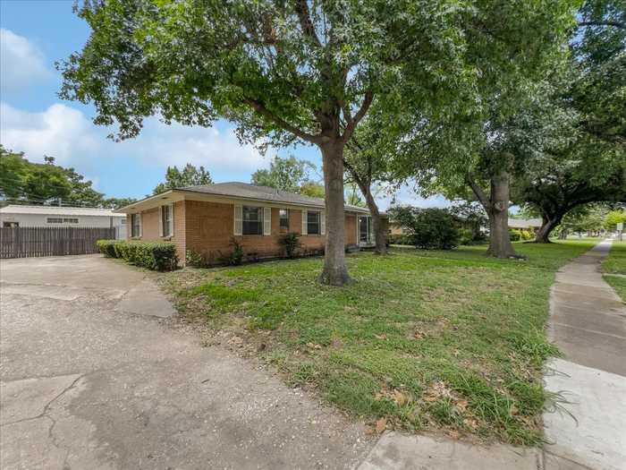 photo 2: 6833 Town North Drive, Dallas TX 75231