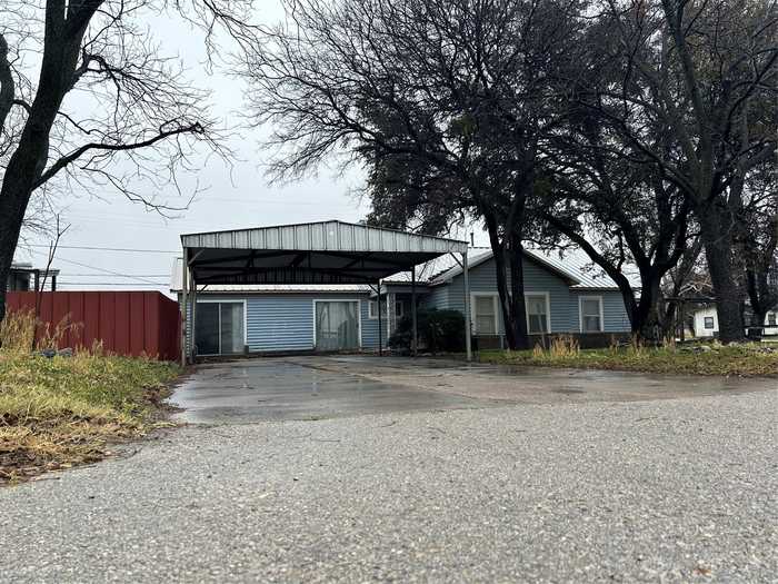 photo 2: 1401 1405 E Central Avenue, Comanche TX 76442