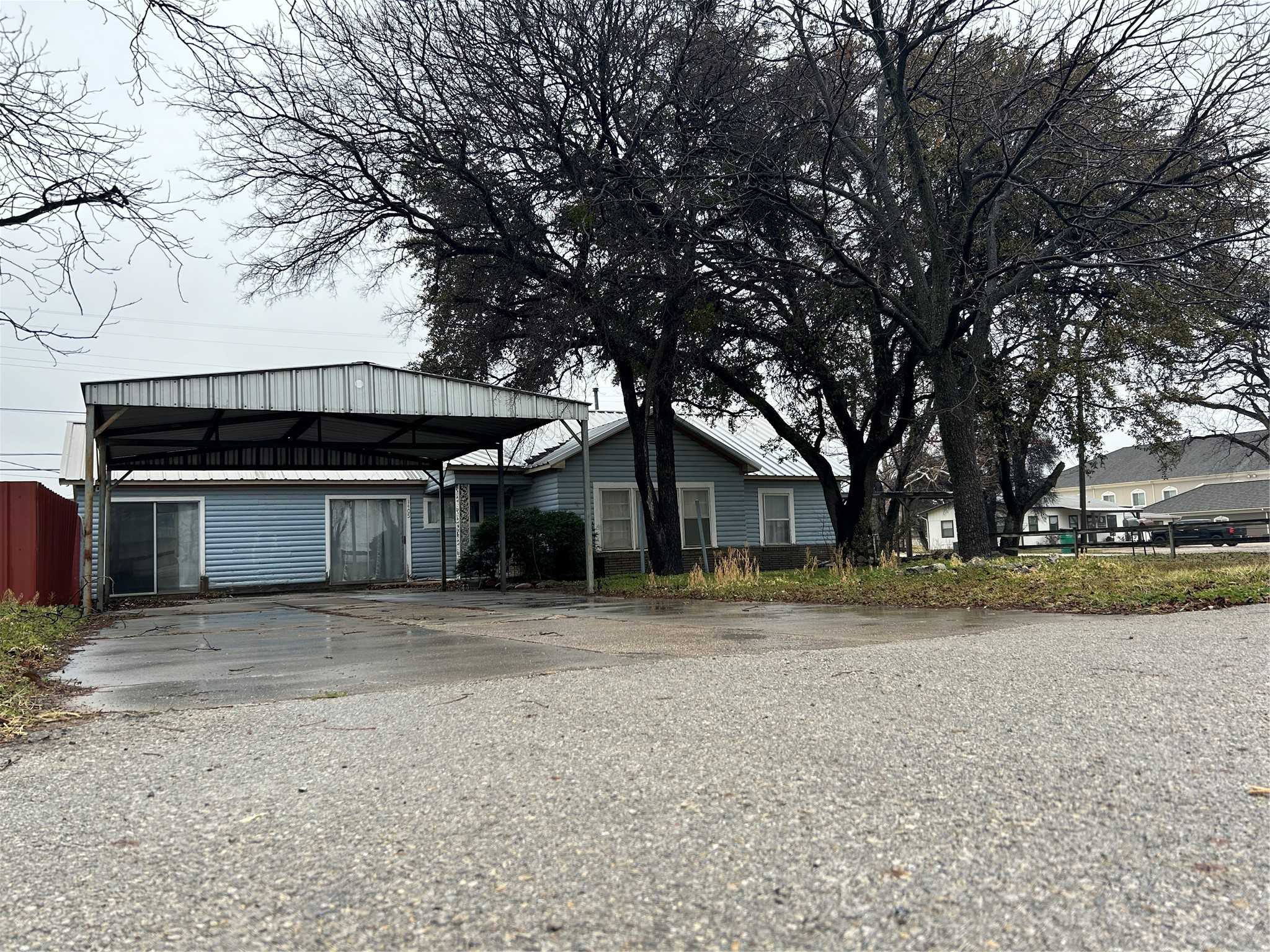 photo 3: 1401 1405 E Central Avenue, Comanche TX 76442