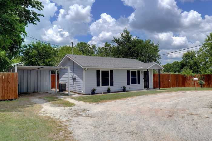 photo 2: 204 N Mill Street, Bowie TX 76230