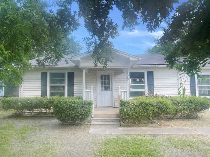 photo 1: 805 S Pearl Street, Trenton TX 75490