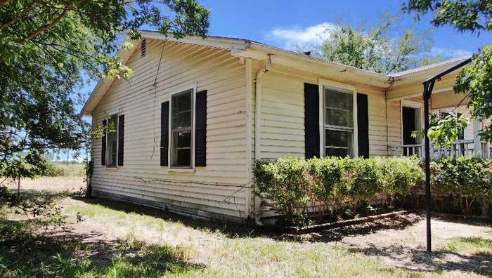 photo 2: 805 S Pearl Street, Trenton TX 75490