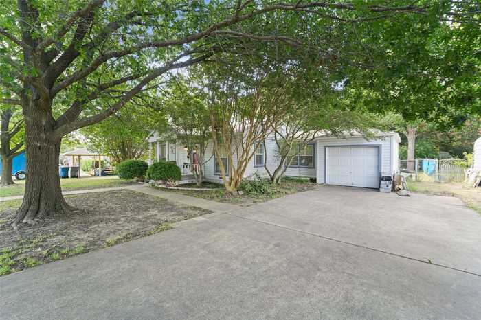 photo 1: 568 W 6th Street, Lancaster TX 75146