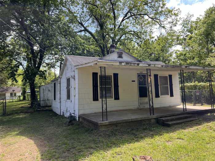 photo 2: 1164 Grove Street, Paris TX 75460