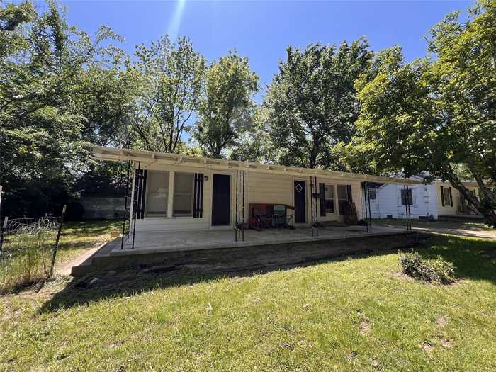 photo 1: 1178 Grove Street, Paris TX 75460