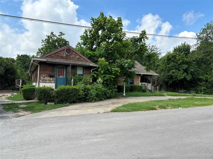 photo 2: 220 E 5th Street, Lancaster TX 75146