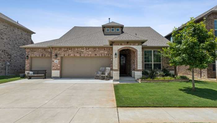 photo 2: 2810 Long Slope Road, Arlington TX 76001