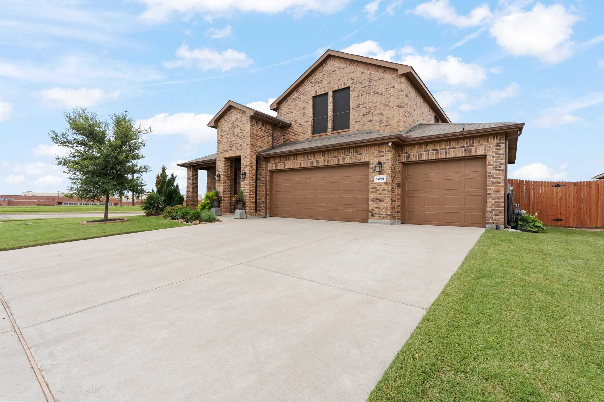 photo 2: 1216 Sausalito Trail, Cleburne TX 76033