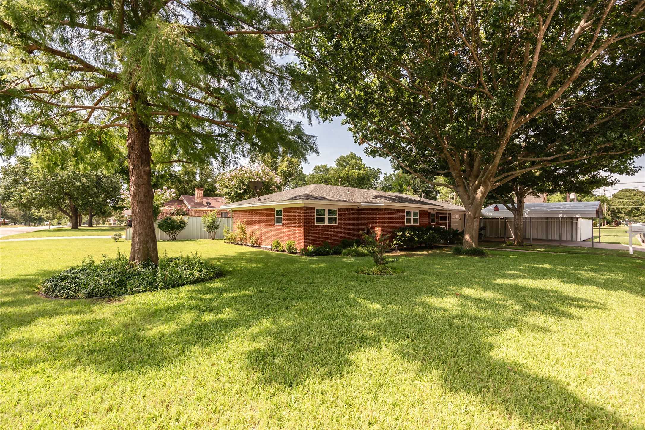 photo 3: 110 E Pecan Street, Nocona TX 76255