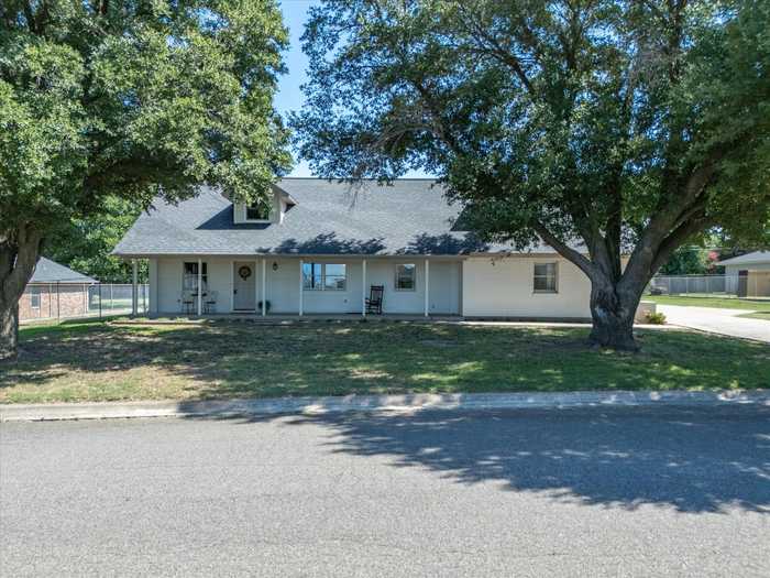 photo 2: 401 Brookview Drive, Decatur TX 76234