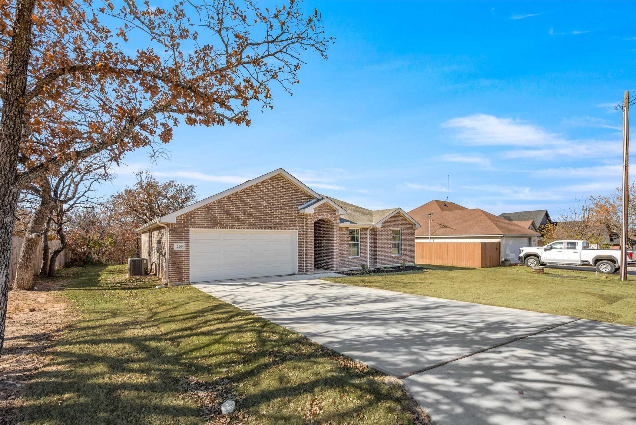 photo 3: 209 Shady Oaks Drive, Runaway Bay TX 76426