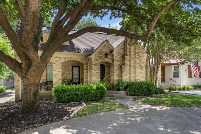 photo 2: 2110 Tremont Avenue, Fort Worth TX 76107