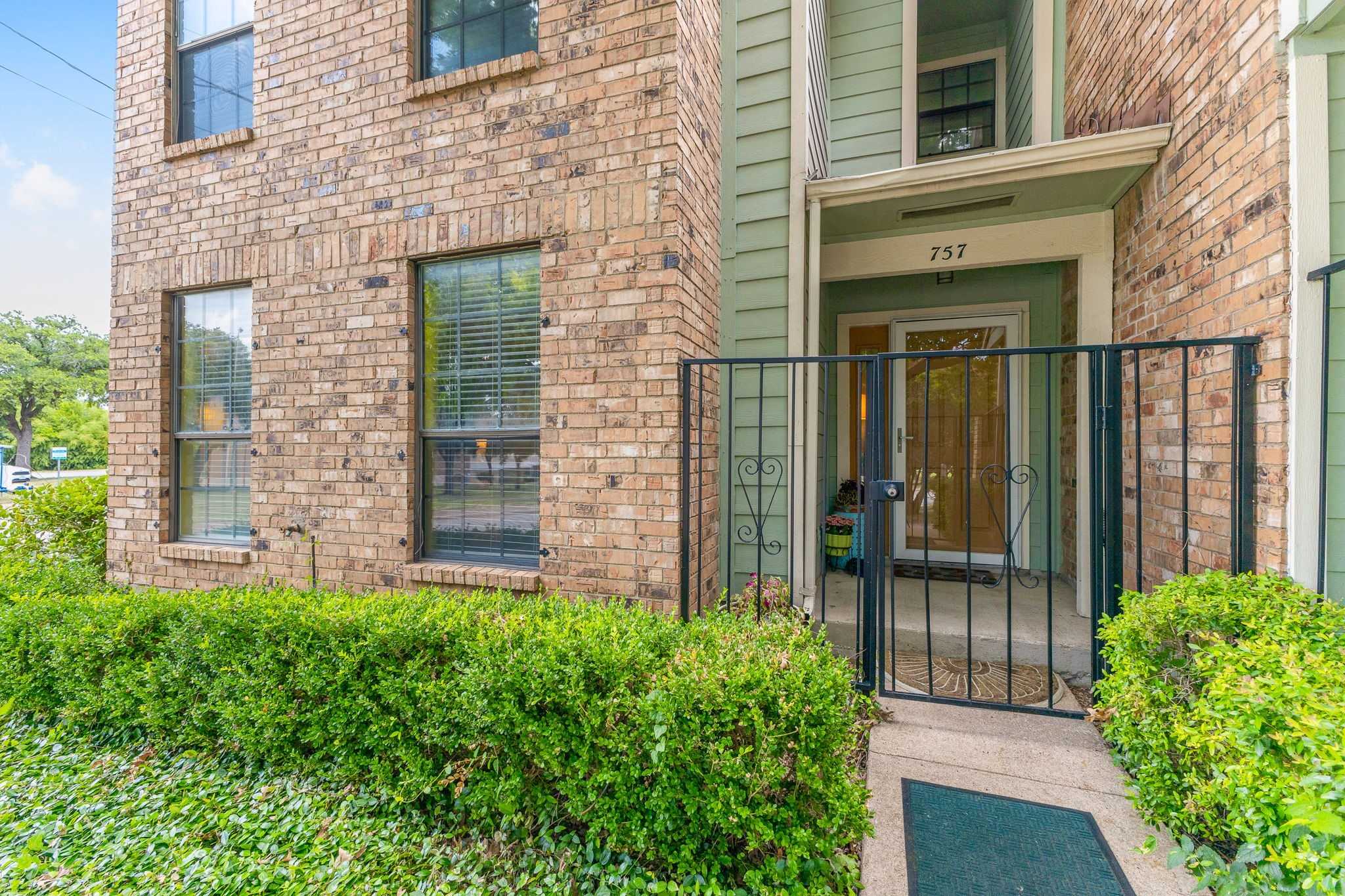 photo 2: 757 N Van Buren Avenue, Dallas TX 75208