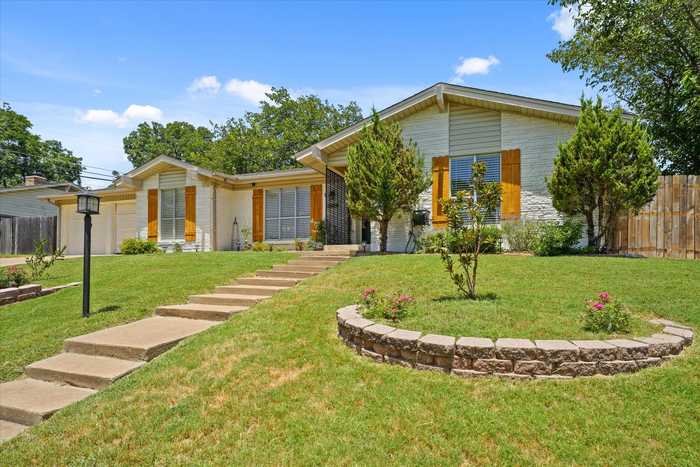 photo 2: 3904 Georgian Drive, Haltom City TX 76117