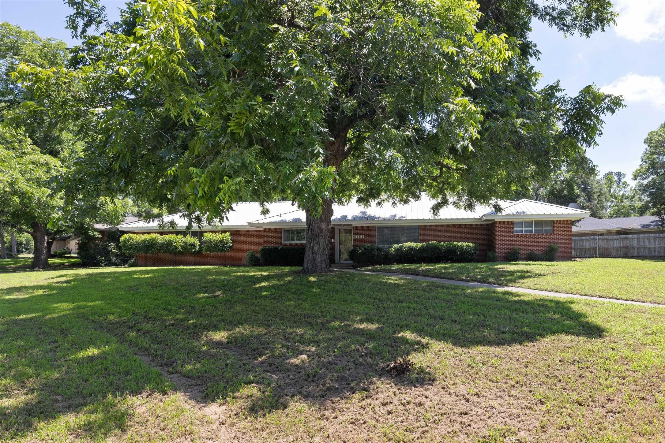 photo 3: 2010 W Overhill Drive, Stephenville TX 76401