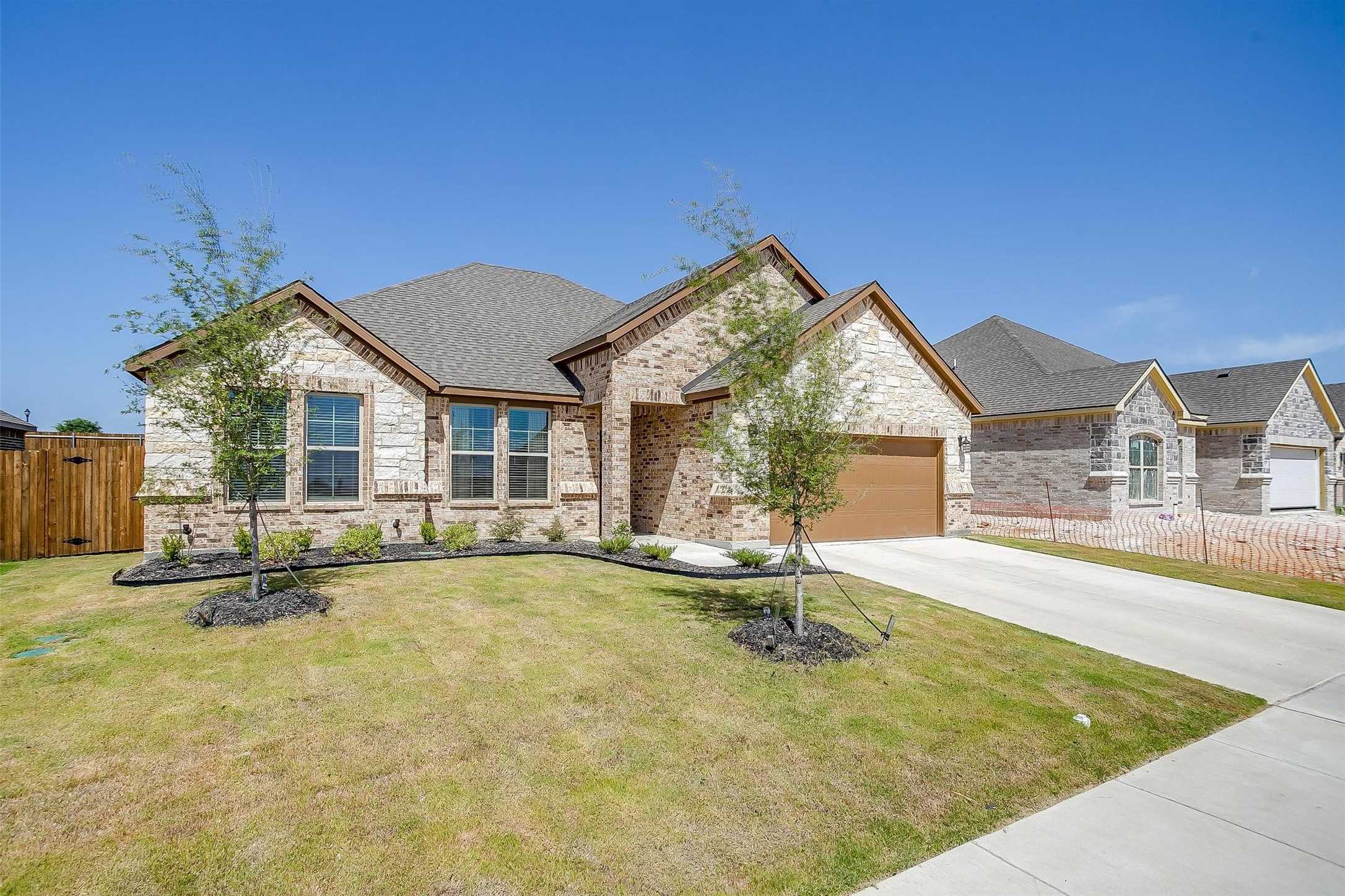 photo 2: 707 Lake Murray Lane, Cleburne TX 76033