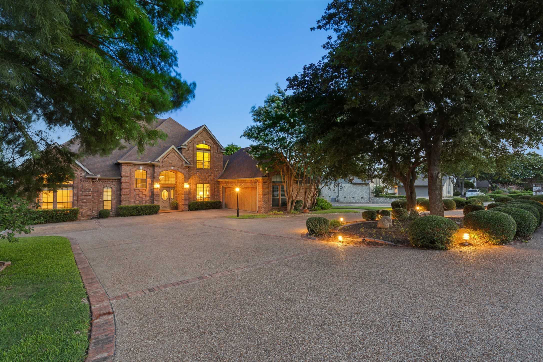 photo 2: 4009 Crescent Drive, Granbury TX 76049