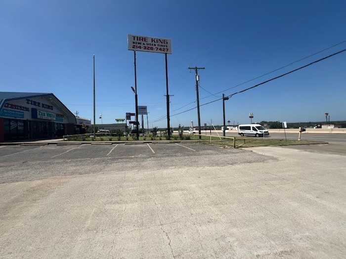 photo 3: 1452 N Interstate 35 E, Lancaster TX 75134