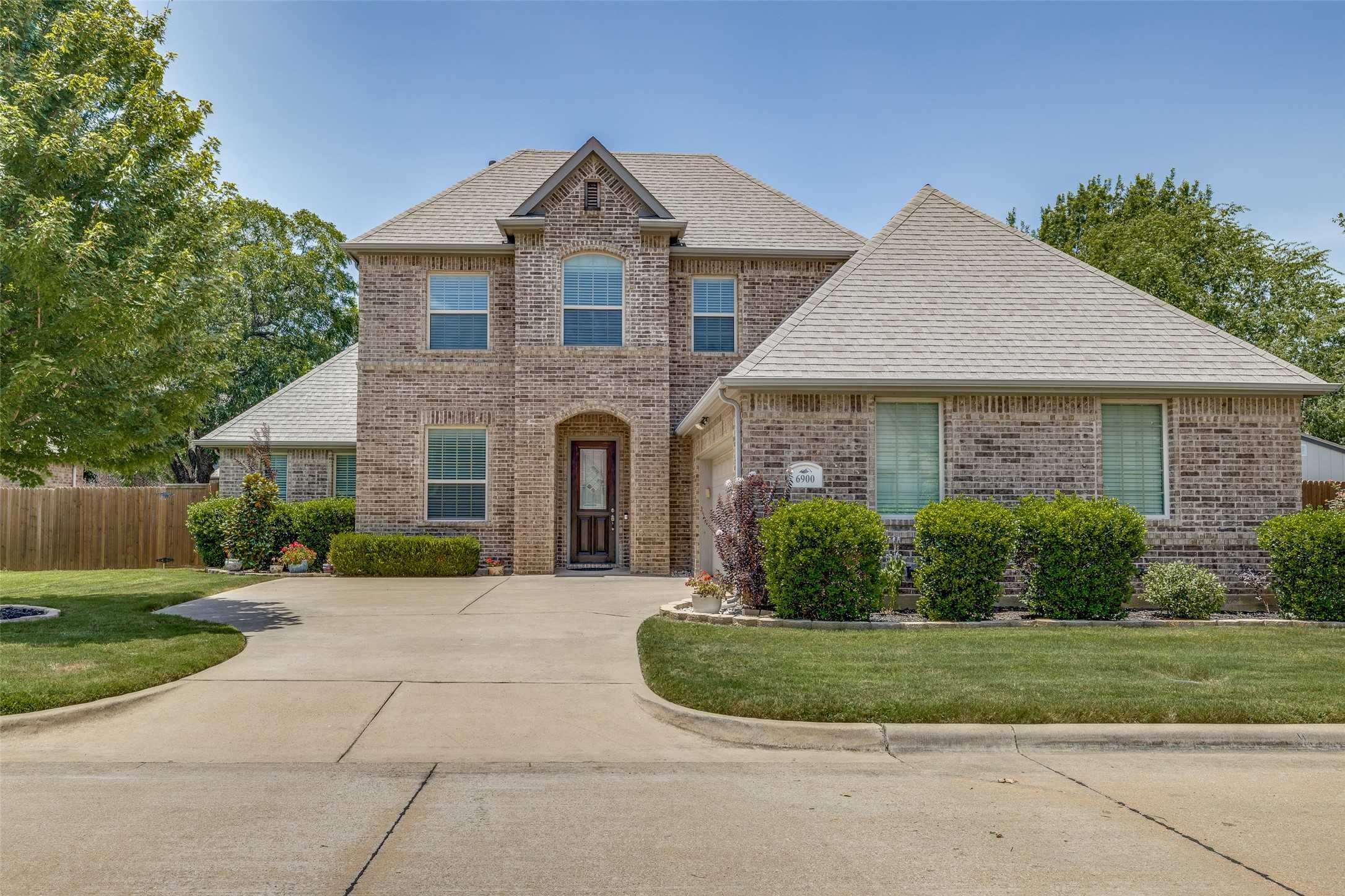 photo 1: 6900 Golf Green Drive, Arlington TX 76001