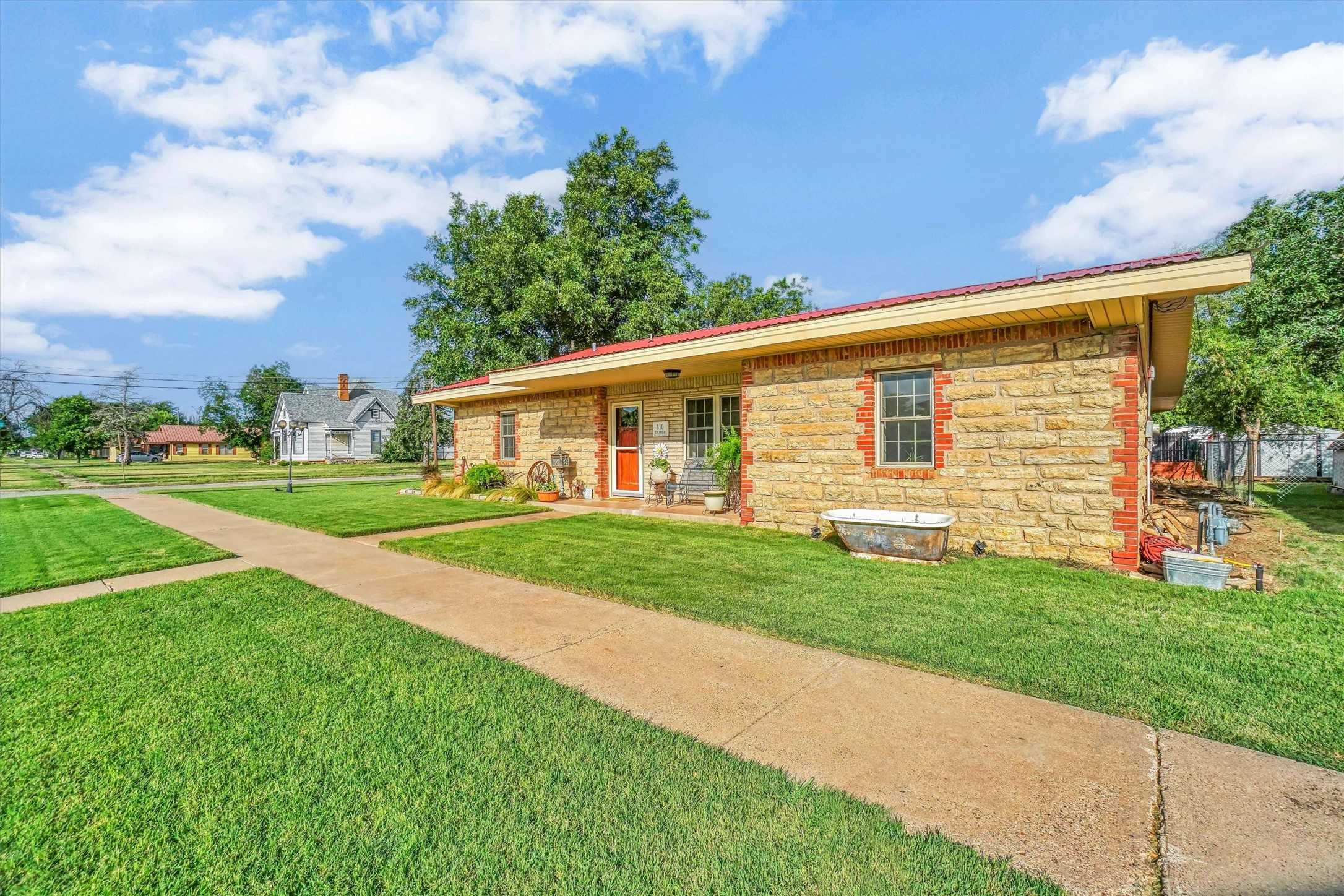 photo 3: 310 Earle Street, Quanah TX 79252