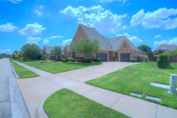 photo 2: 704 Ridge Point Parkway, Keller TX 76248