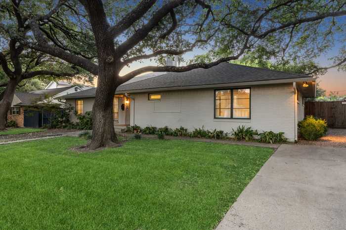 photo 2: 6137 Brandeis Lane, Dallas TX 75214