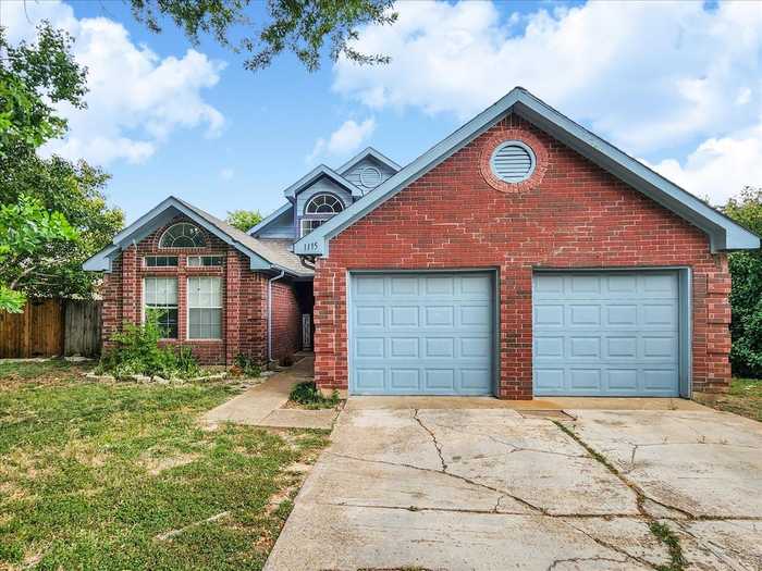 photo 2: 1115 Cherrytree Drive, Arlington TX 76001