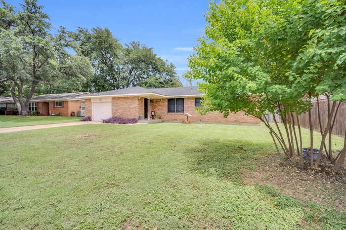 photo 2: 804 N Douglas Avenue, Cleburne TX 76033