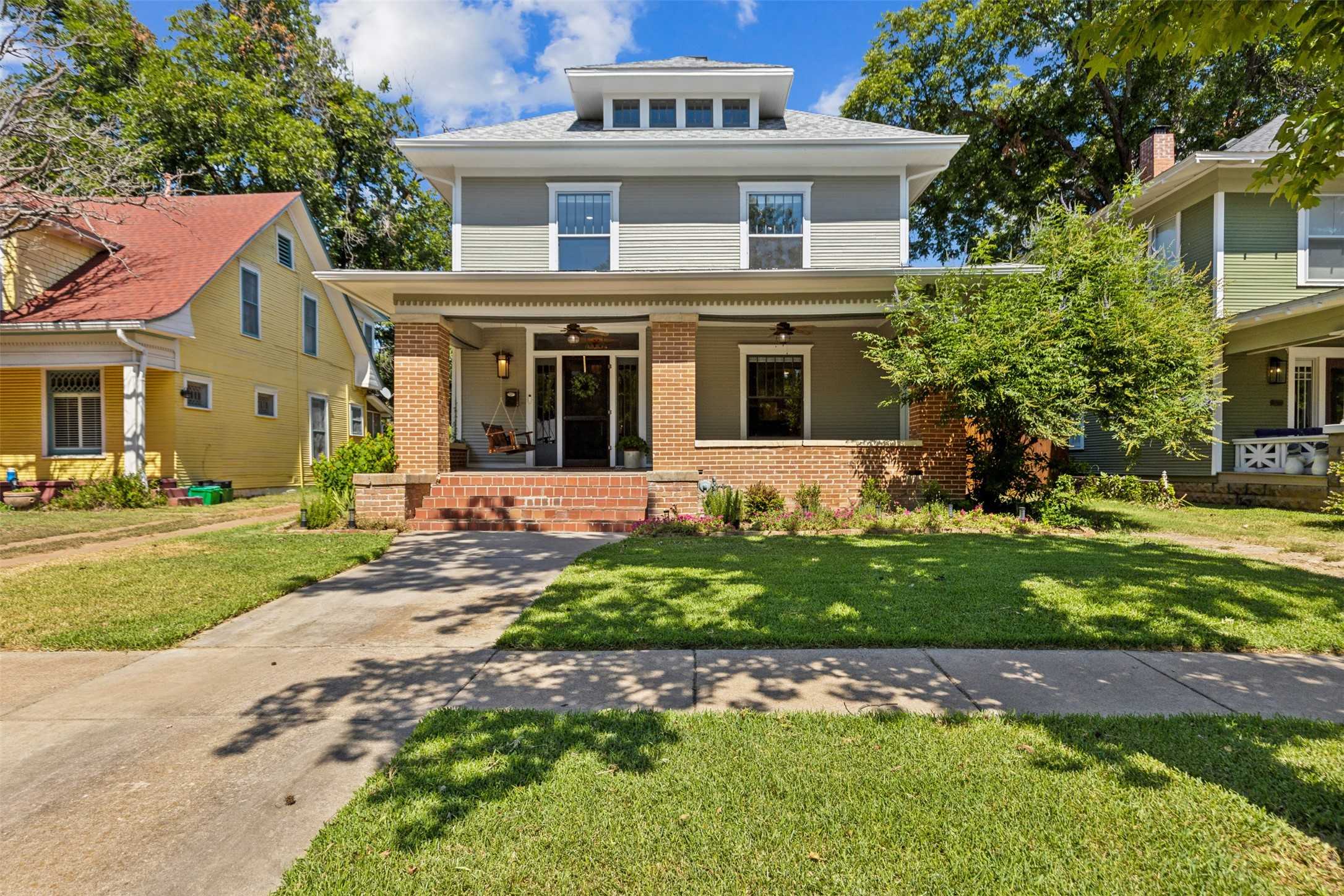 photo 2: 1721 Fairmount Avenue, Fort Worth TX 76110