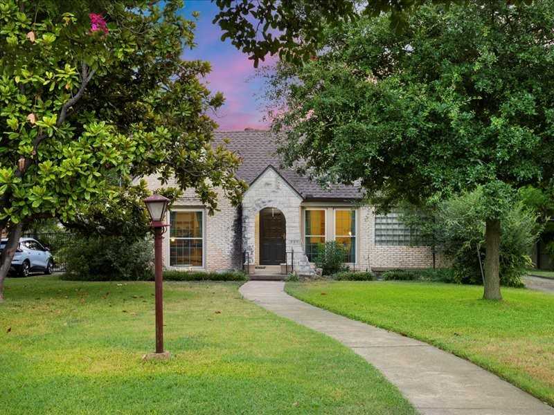 photo 1: 626 N Oak Cliff Boulevard, Dallas TX 75208