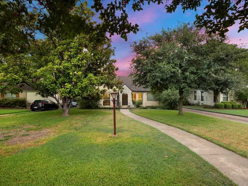 photo 2: 626 N Oak Cliff Boulevard, Dallas TX 75208