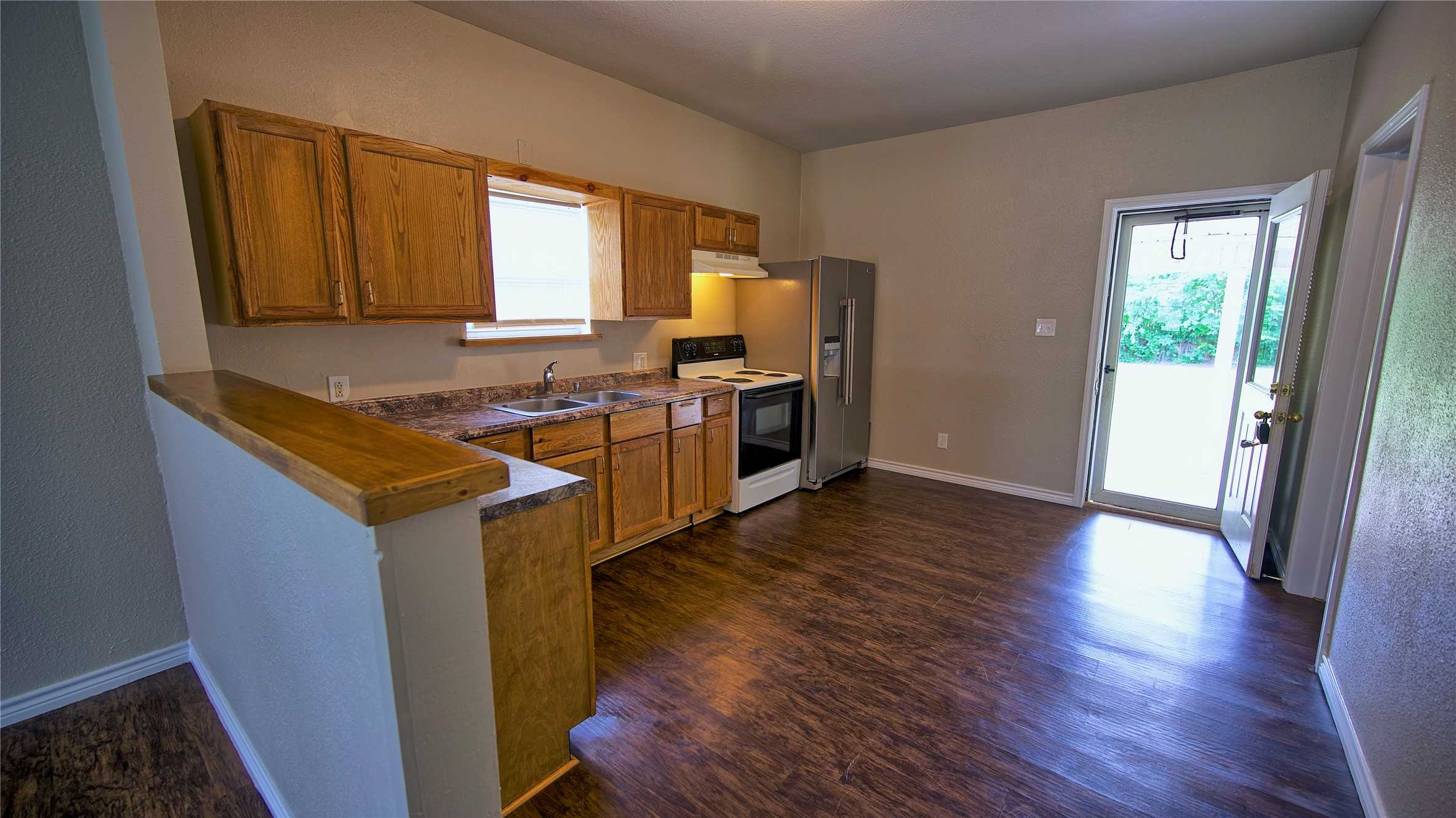 photo 3: 1007 Hulme Street, Bowie TX 76230