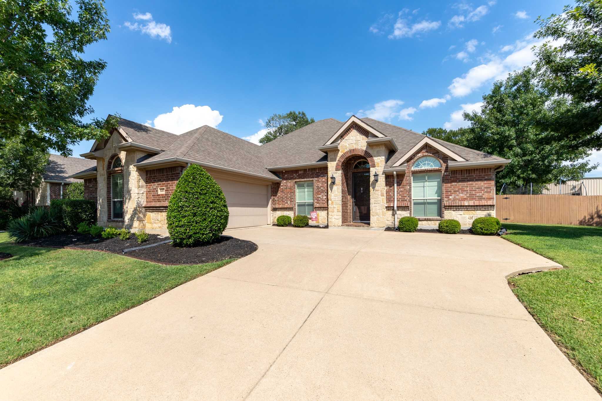 photo 2: 8407 Wildrock Court, Arlington TX 76001