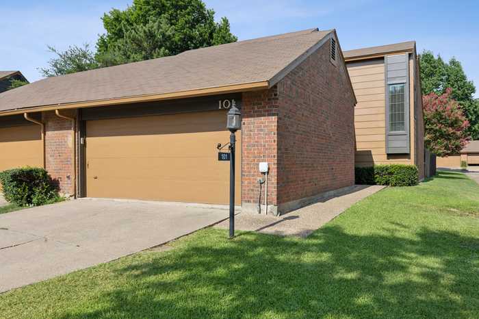 photo 2: 101 Brentwood Court, Irving TX 75061