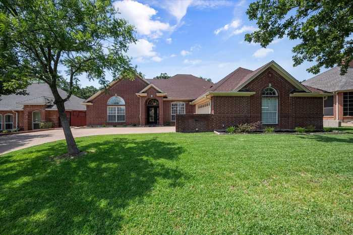 photo 1: 3202 Summergrove Drive, Arlington TX 76001