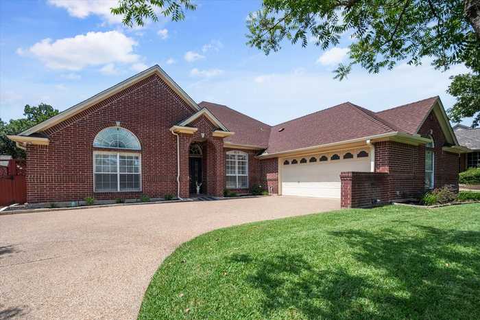 photo 2: 3202 Summergrove Drive, Arlington TX 76001