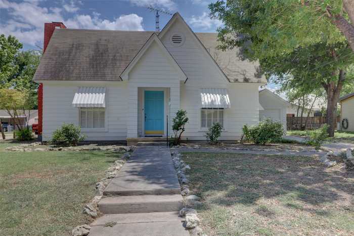 photo 2: 1002 W 3rd Street, Clifton TX 76634