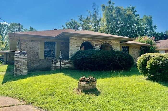 photo 1: 900 5th Street NE, Paris TX 75460