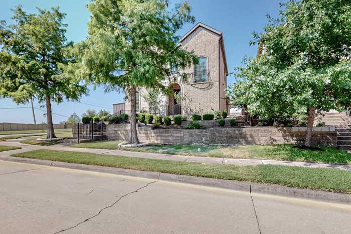 photo 2: 4911 Dominion Boulevard, Irving TX 75038