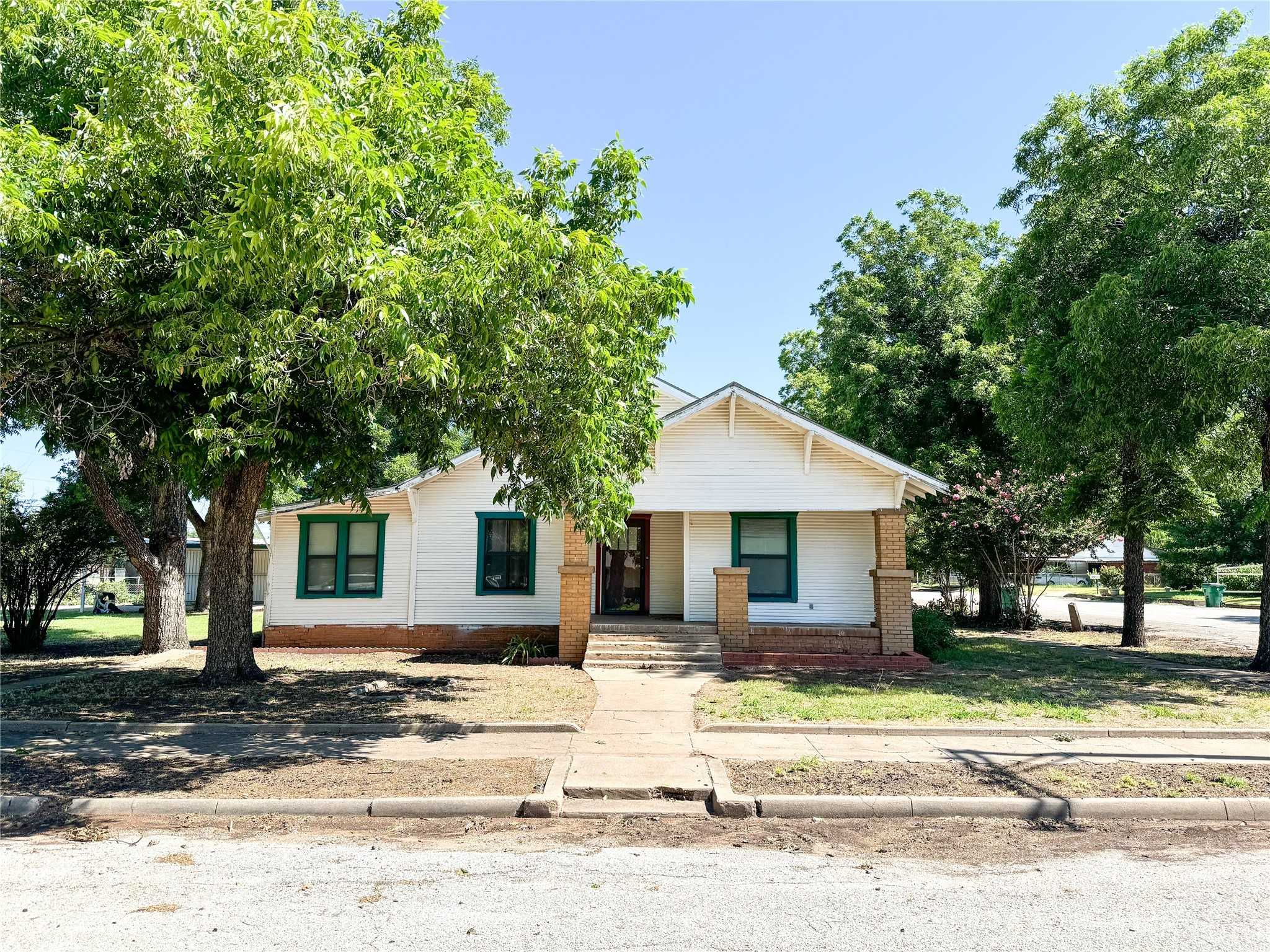 photo 2: 409 E Idaho Street, Seymour TX 76380