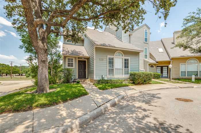 photo 1: 820 Ventura Park, Irving TX 75061